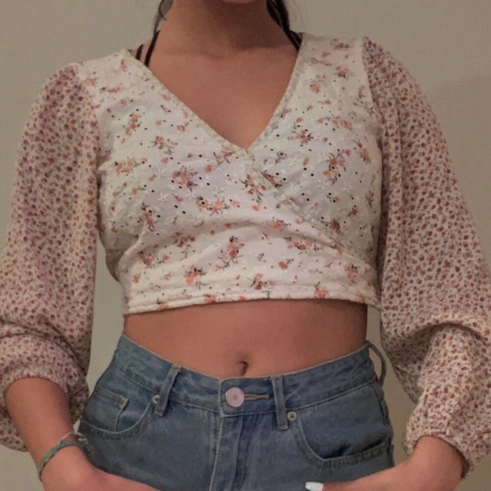 American Eagle Floral Top with Long Sleeves cropped top size Small